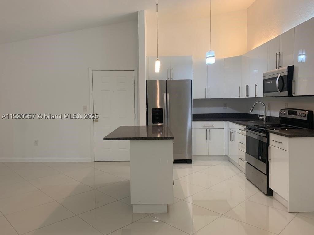 907 Ne 199th St #204 - Photo 5 of 15
