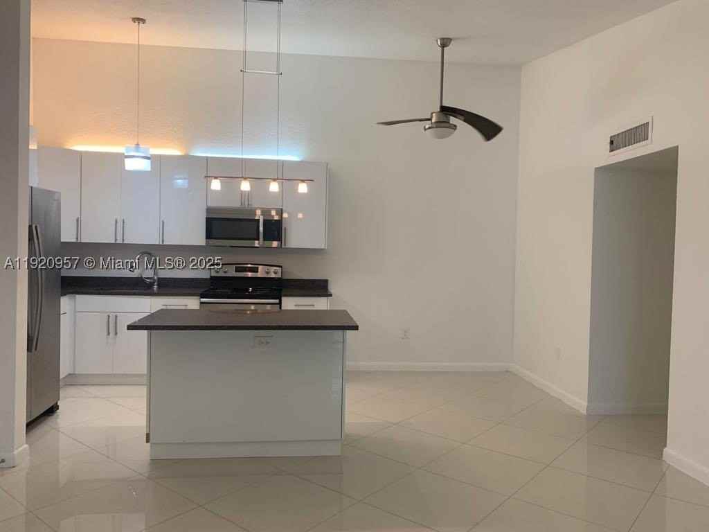 907 Ne 199th St #204 - Photo 7 of 15