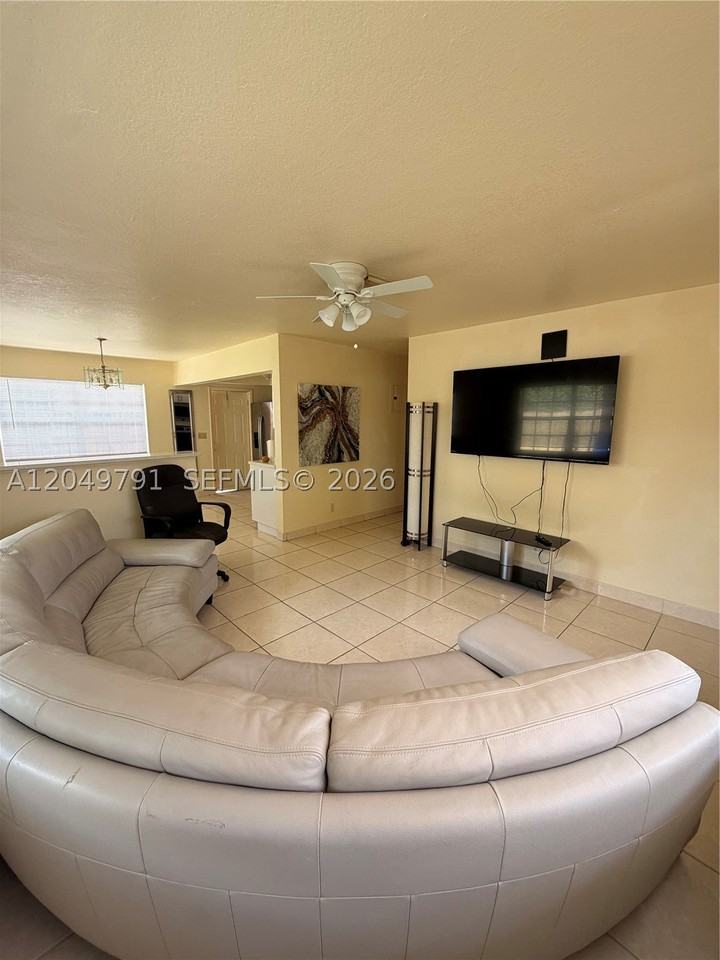 1141 Nw 5th Ave #1-2 - Photo 4 of 11