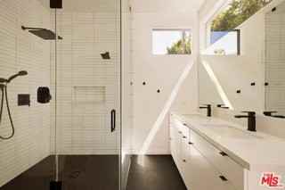 3414 N Knoll Dr - Photo 7 of 8