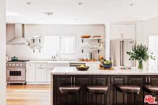 746 N Mansfield Ave - Photo 3 of 8
