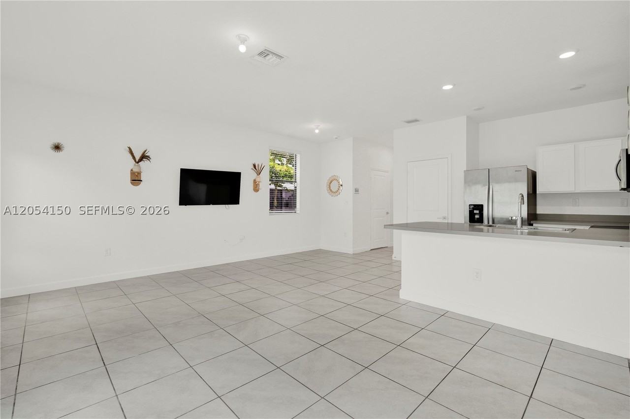 1161 Sw 8th Ave - Photo 4 of 21