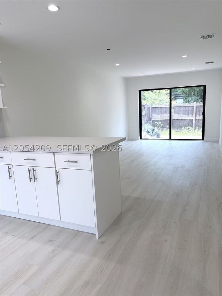 3809 Sw 82nd Ave #V20 - Photo 4 of 19