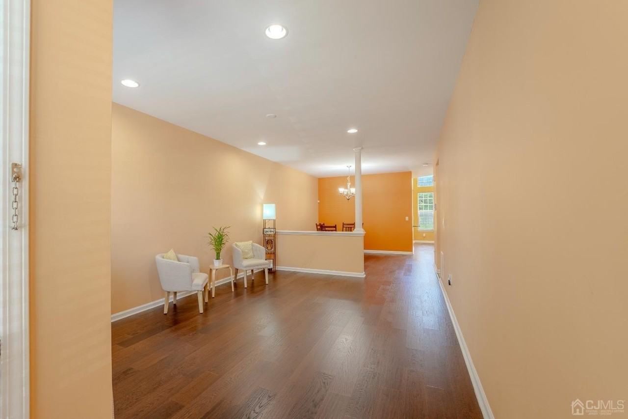 2474 Canterbury Ln - Photo 5 of 48