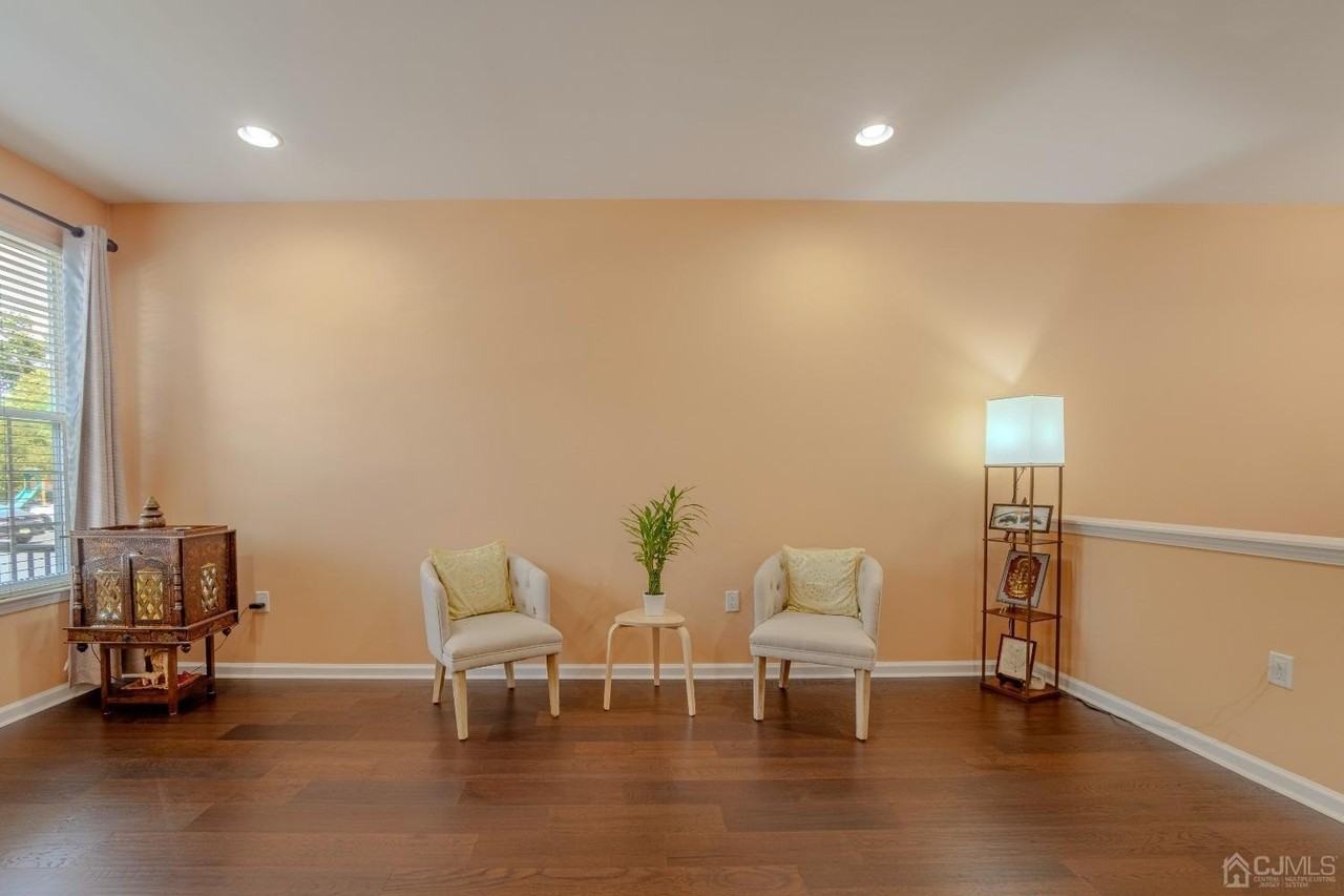 2474 Canterbury Ln - Photo 6 of 48