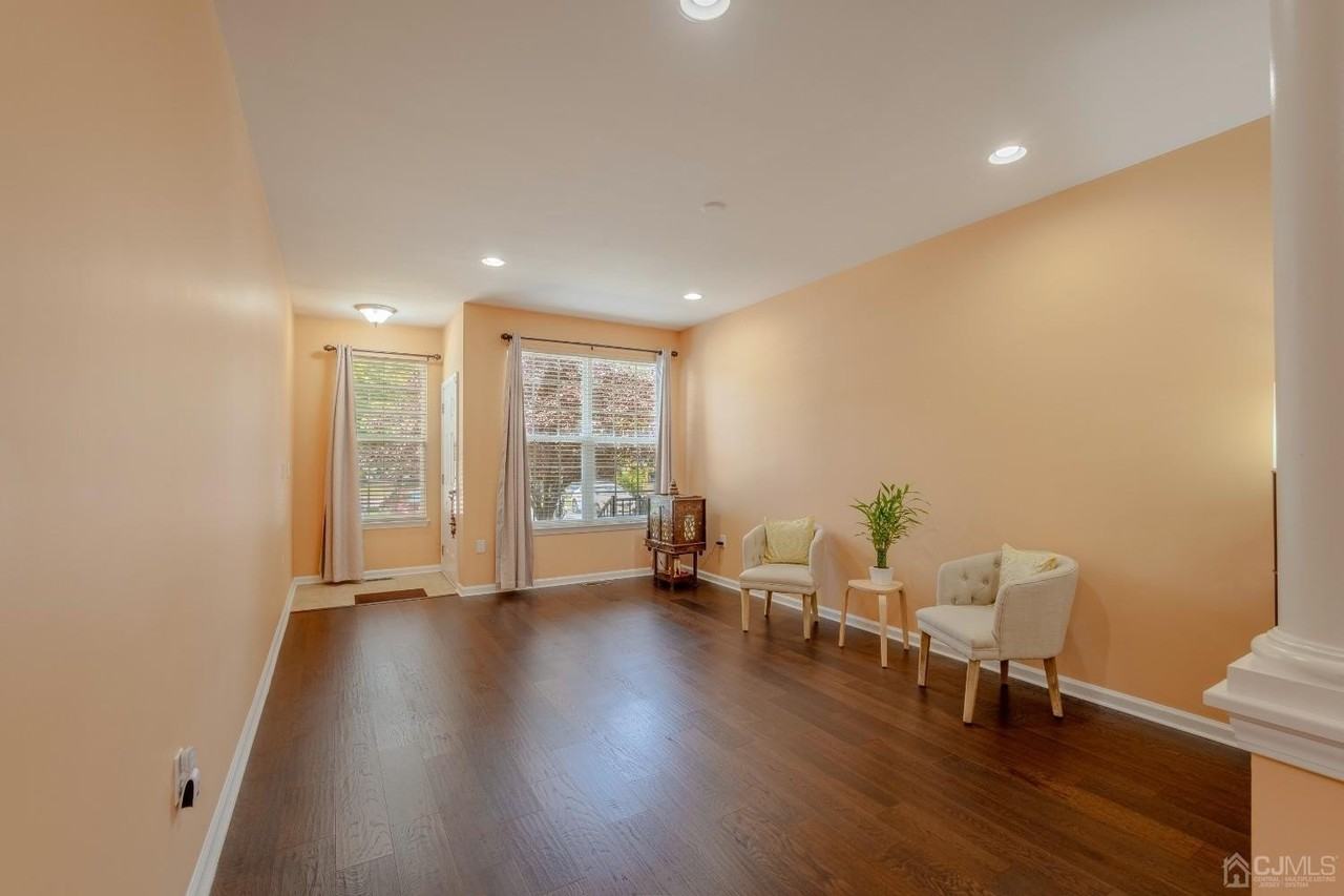 2474 Canterbury Ln - Photo 7 of 48