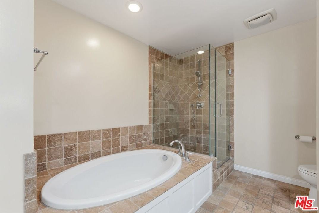 1315 Roxbury Dr #201 - Photo 3 of 5
