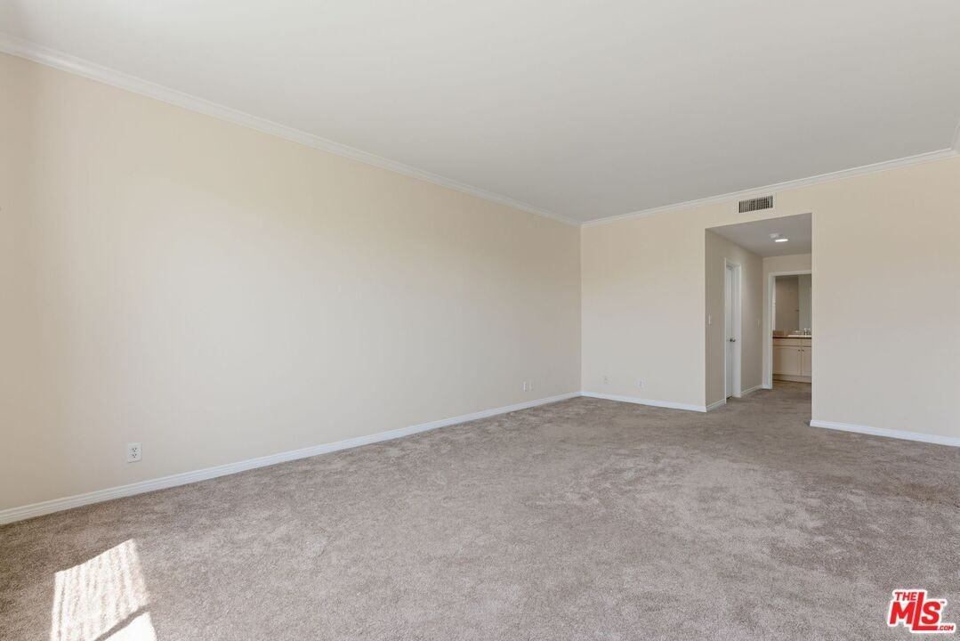 1315 Roxbury Dr #201 - Photo 5 of 5