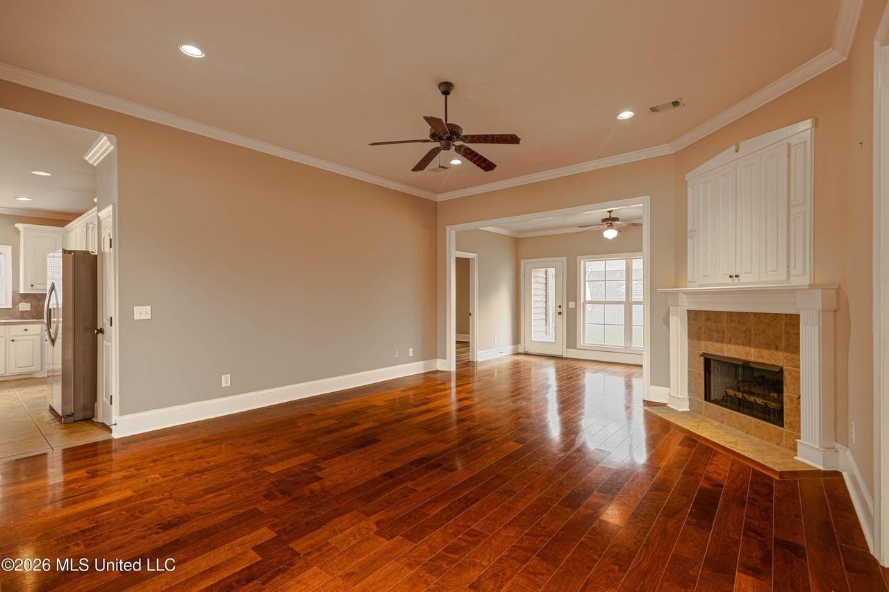 213 Provonce Park - Photo 6 of 39