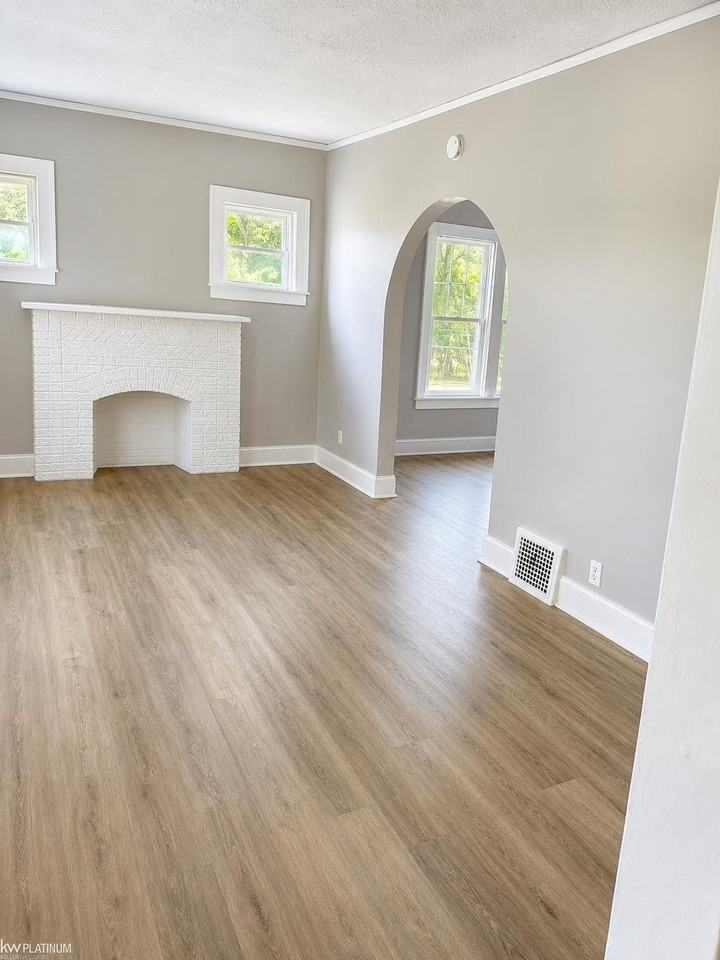 15525 La Salle Blvd - Photo 3 of 10