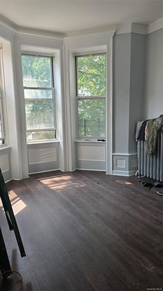 8841 161st St - Photo 2 of 7