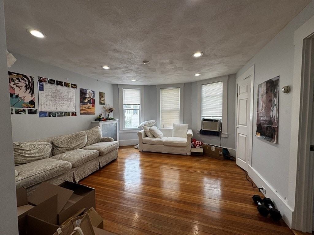 93 Easton St #3 - Photo 4 of 10