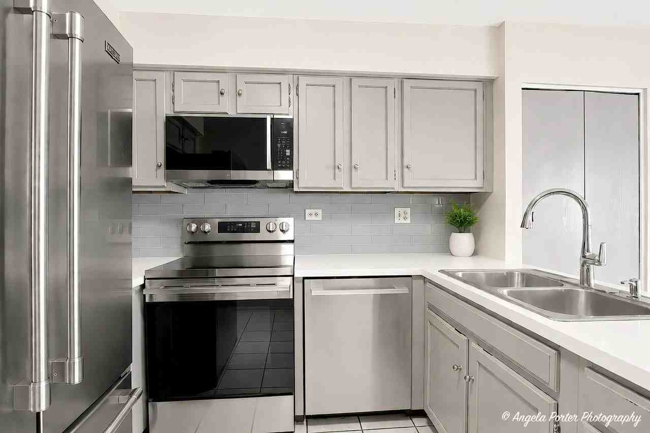 246 Shadowbend Dr - Photo 4 of 25