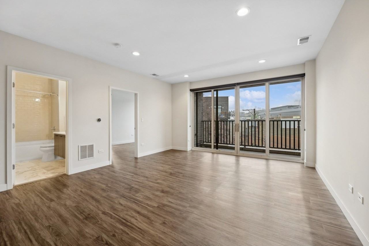 1045 W Cornelia Ave #401 - Photo 2 of 15