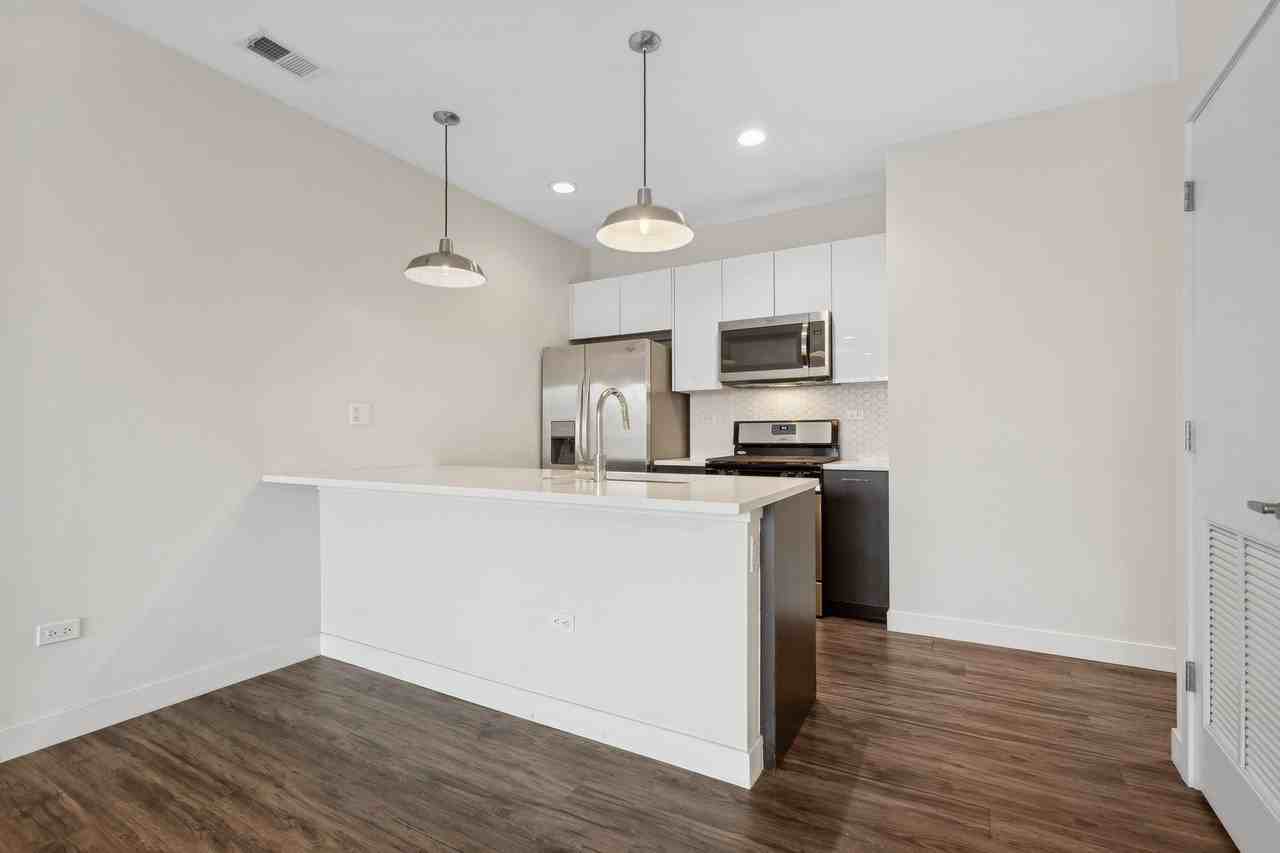 1045 W Cornelia Ave #401 - Photo 3 of 15