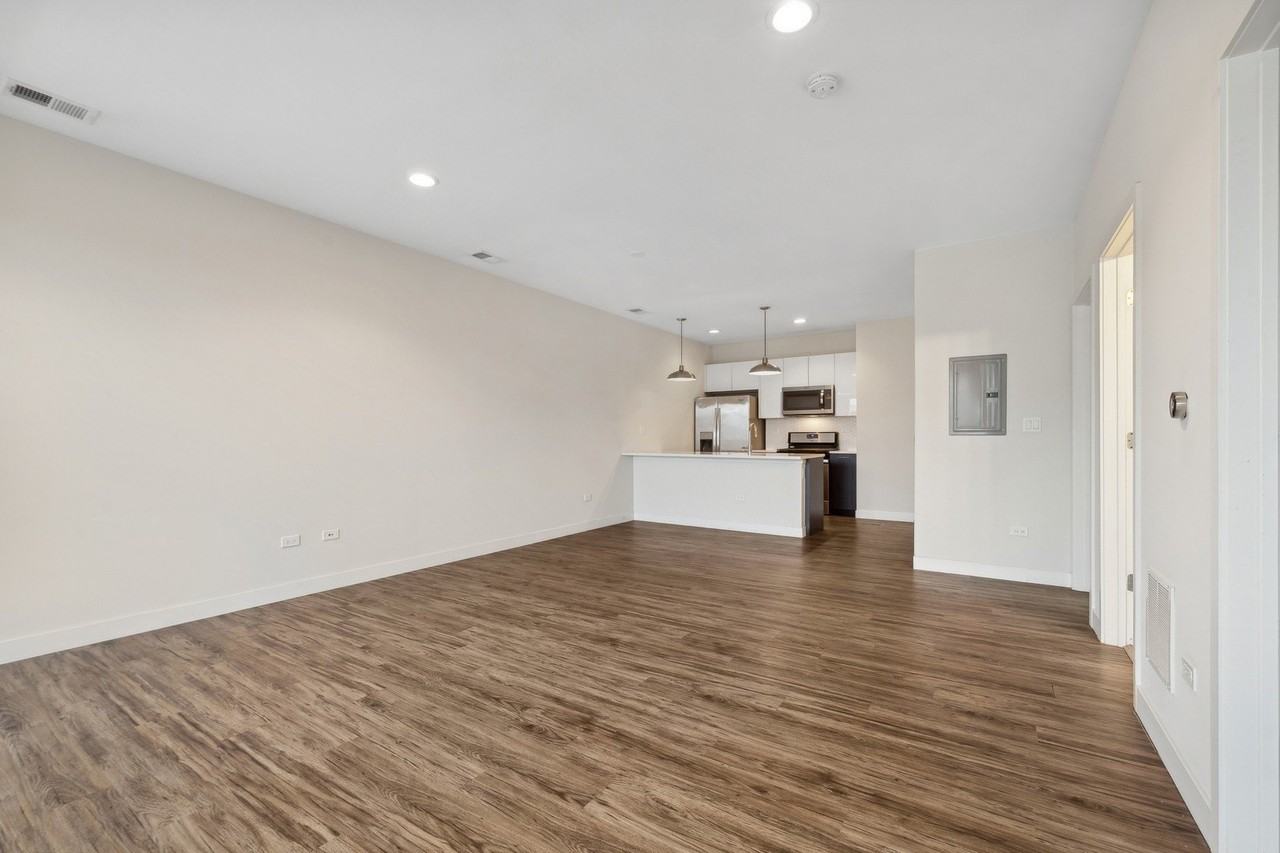 1045 W Cornelia Ave #401 - Photo 4 of 15