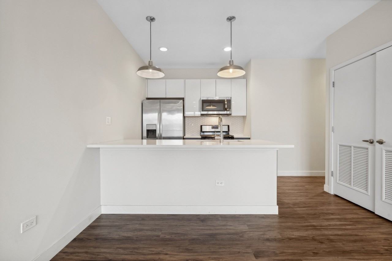 1045 W Cornelia Ave #401 - Photo 5 of 15