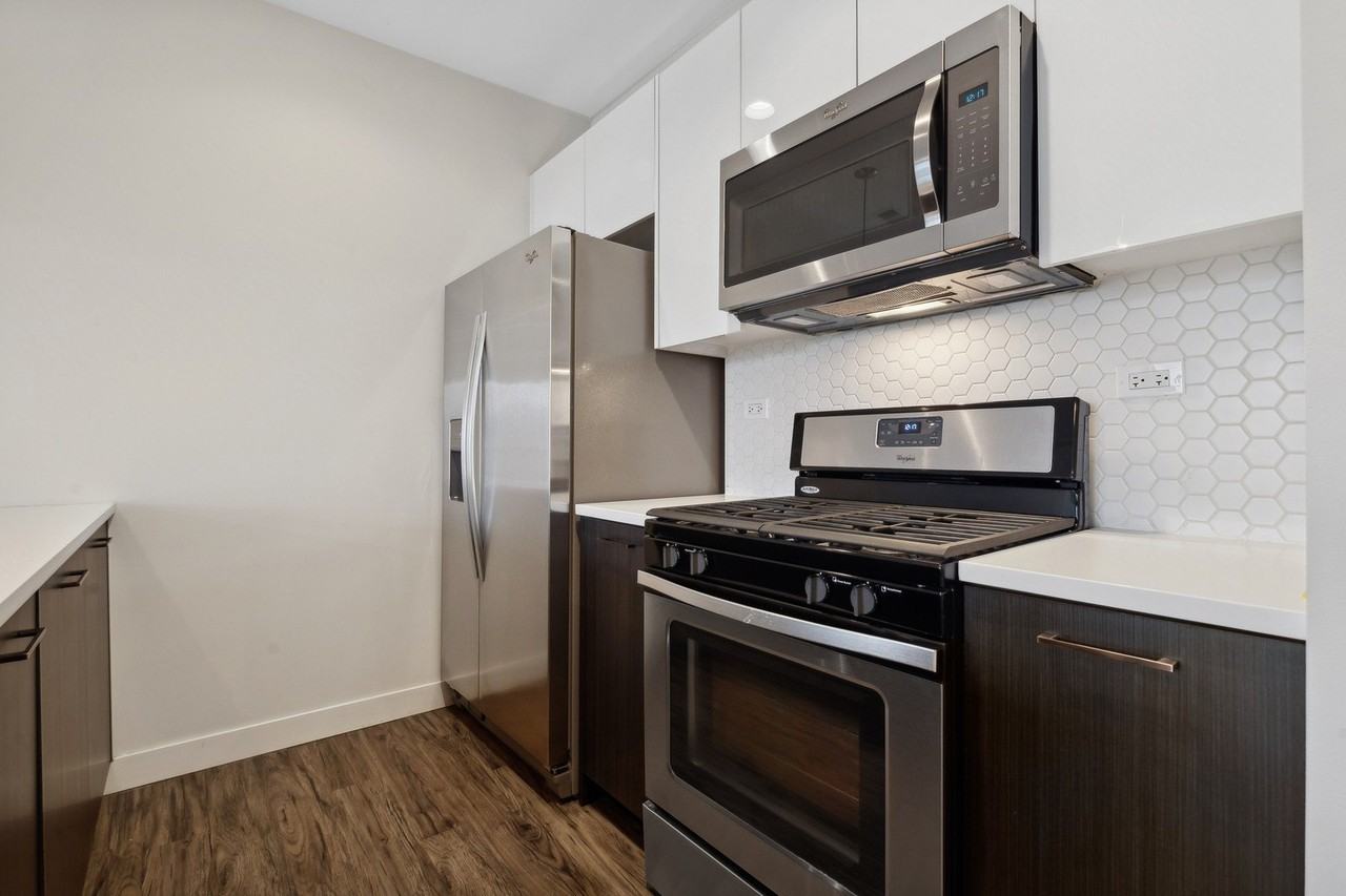 1045 W Cornelia Ave #401 - Photo 6 of 15