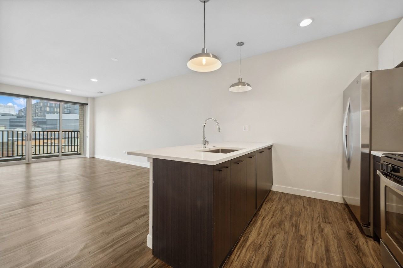 1045 W Cornelia Ave #401 - Photo 7 of 15