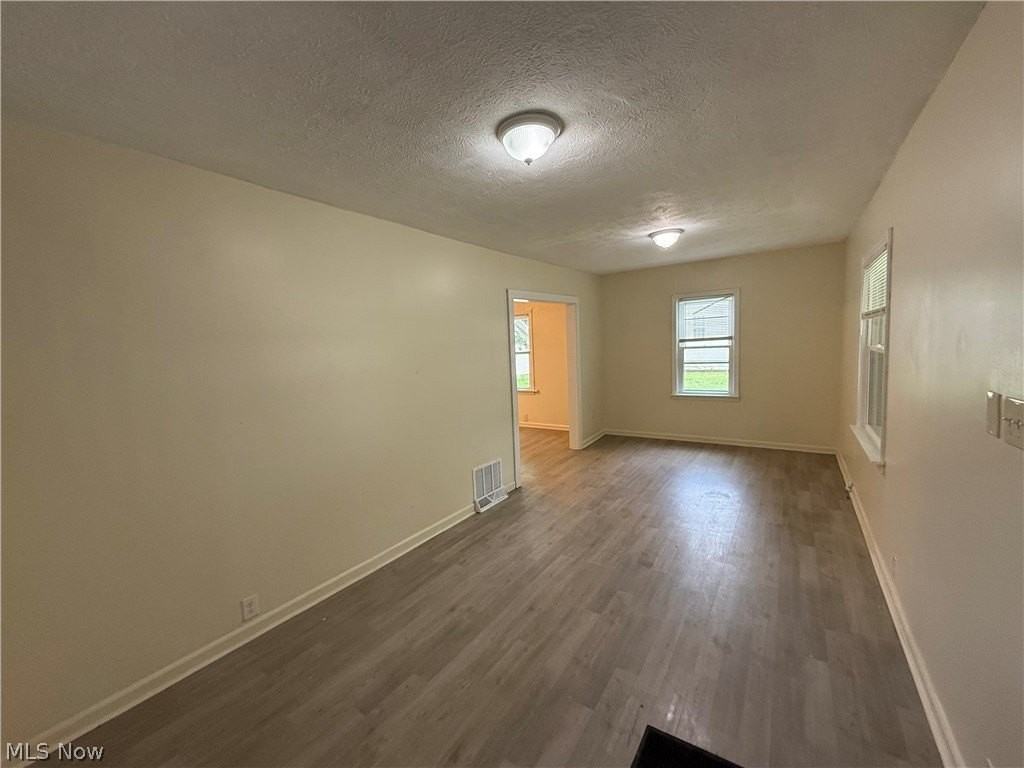 404 Noah Ave - Photo 3 of 17