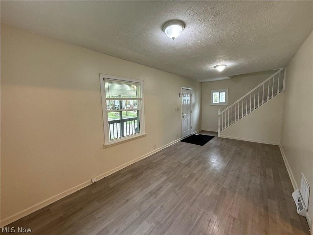 404 Noah Ave - Photo 4 of 17