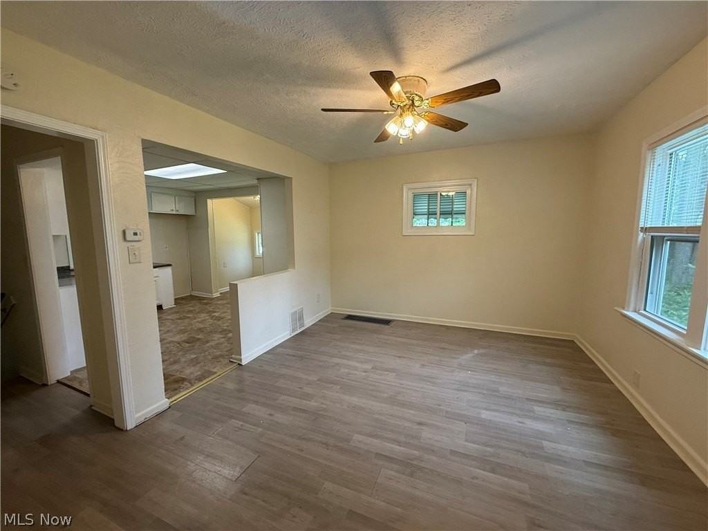 404 Noah Ave - Photo 5 of 17