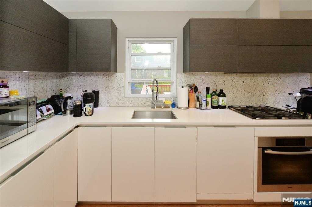 38-55 Van Riper Pl - Photo 6 of 22