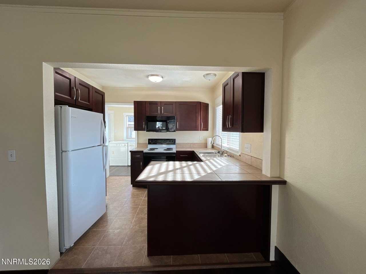 1561 G St - Photo 3 of 14