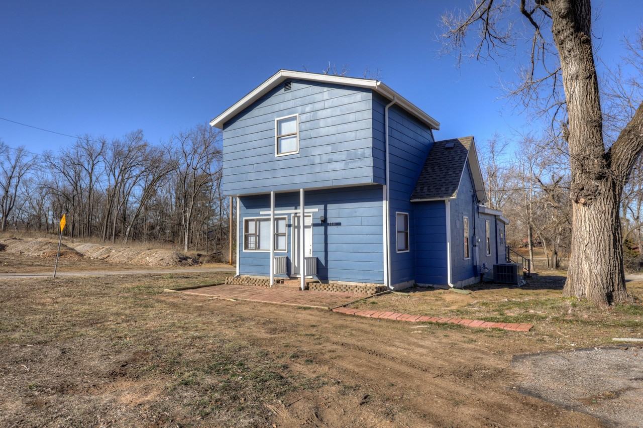 3801 Creswell Dr #1 - Photo 2 of 40