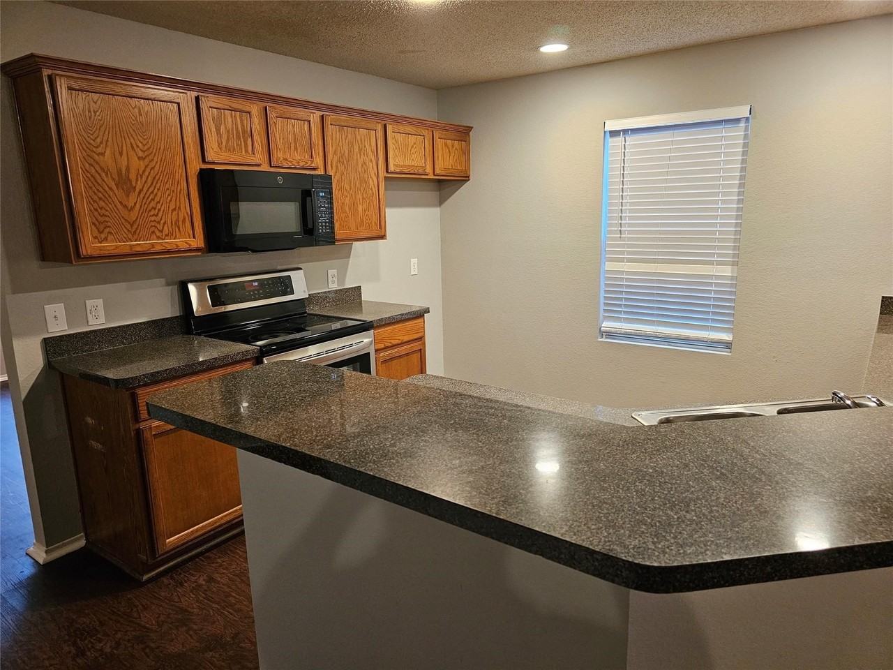 9825 George Washington Dr - Photo 4 of 18