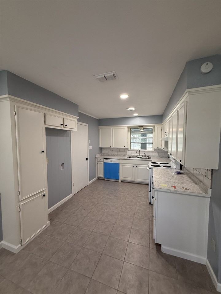 940 W State Highway 243 - Photo 7 of 22