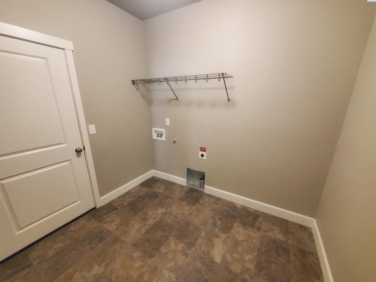 8779 W Metaline Ave - Photo 4 of 21