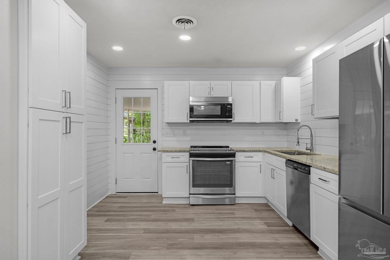3760 Bayou Blvd - Photo 5 of 34