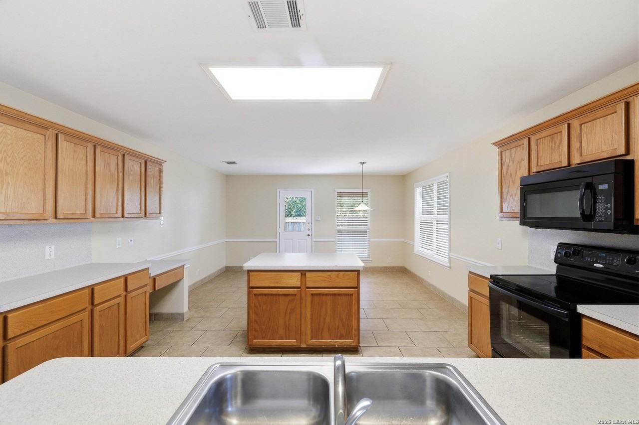 9324 Cedar Pt - Photo 6 of 32