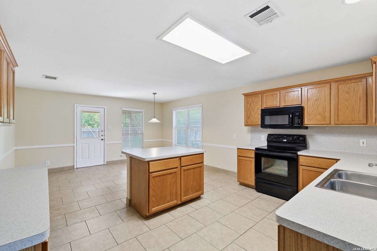 9324 Cedar Pt - Photo 7 of 32