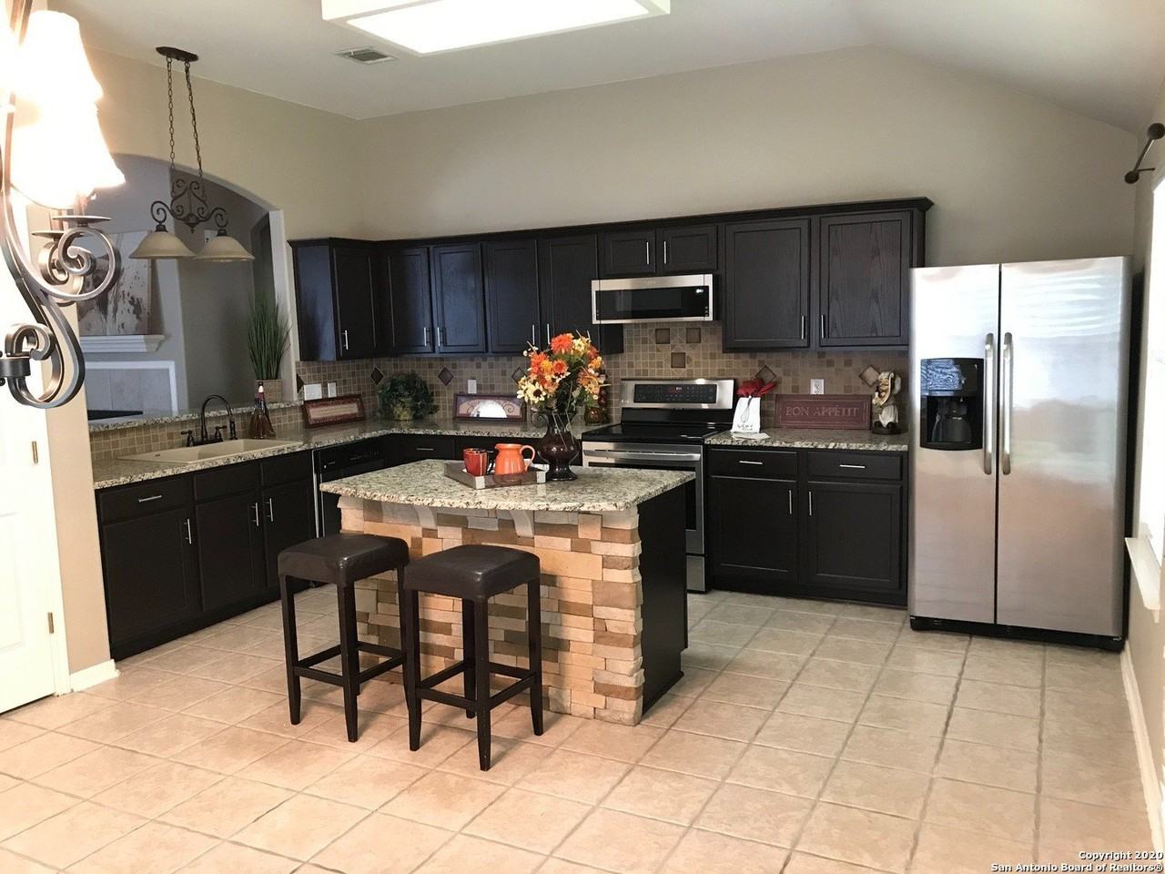 533 Thoreau Trl - Photo 4 of 40