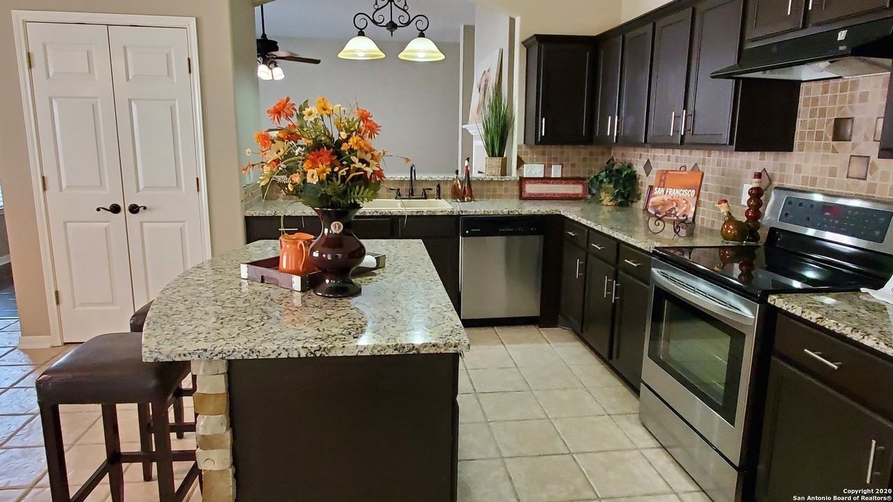 533 Thoreau Trl - Photo 5 of 40