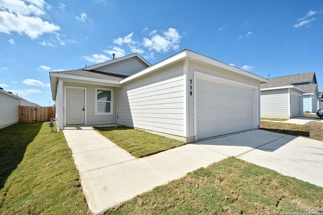 758 Tulsa Trl - Photo 2 of 32