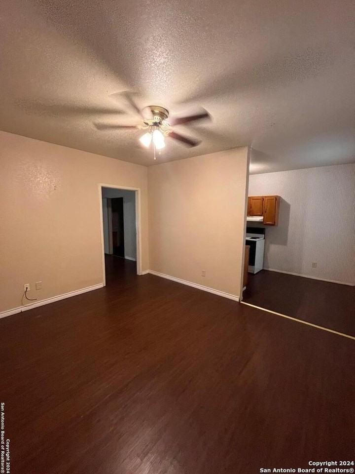 6911 N Us Highway 281 #1