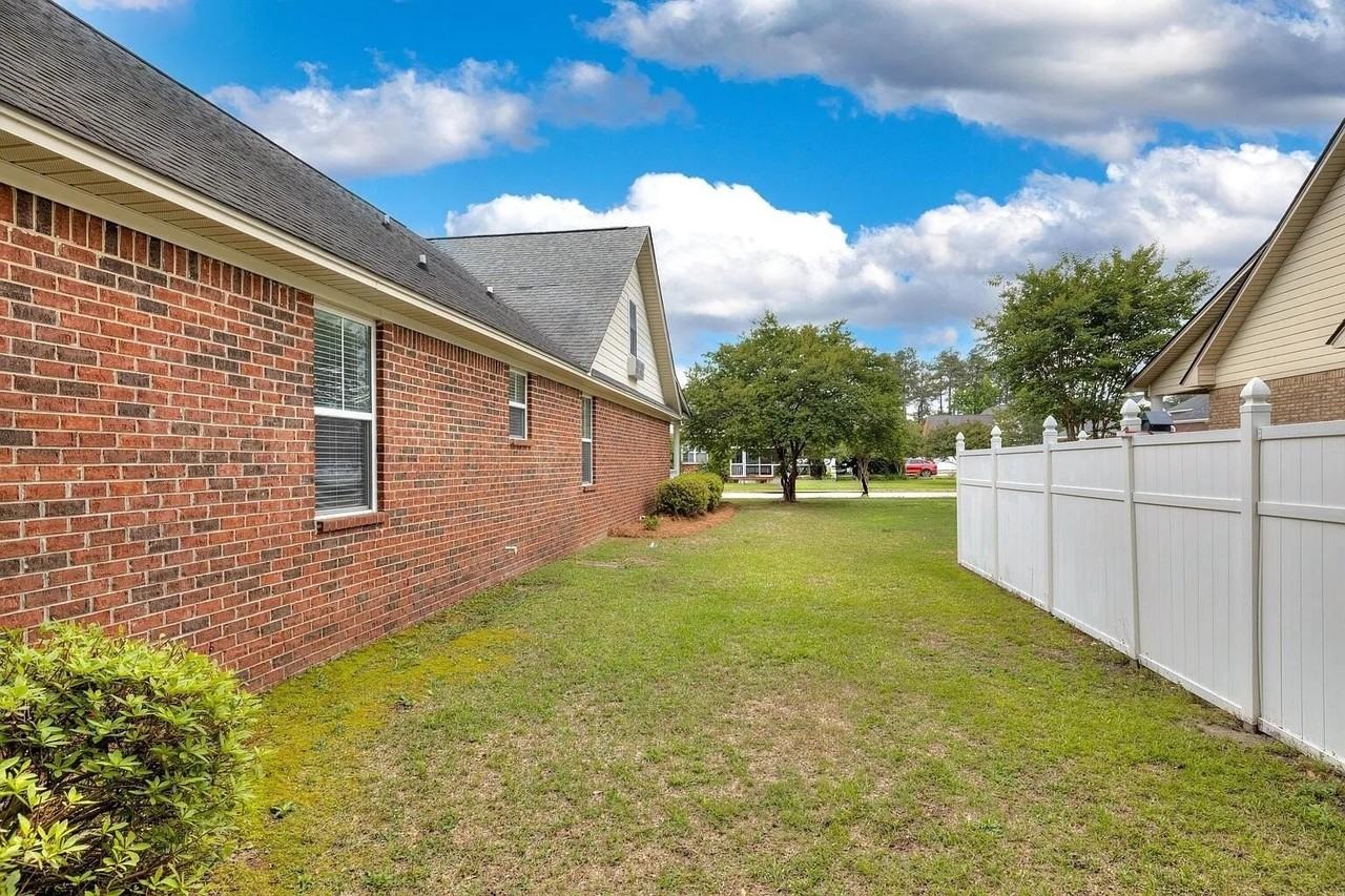 3225 Mayflower Ln - Photo 3 of 38
