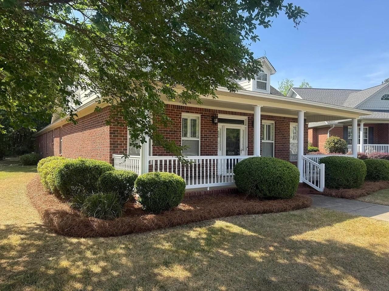 3225 Mayflower Ln - Photo 4 of 38