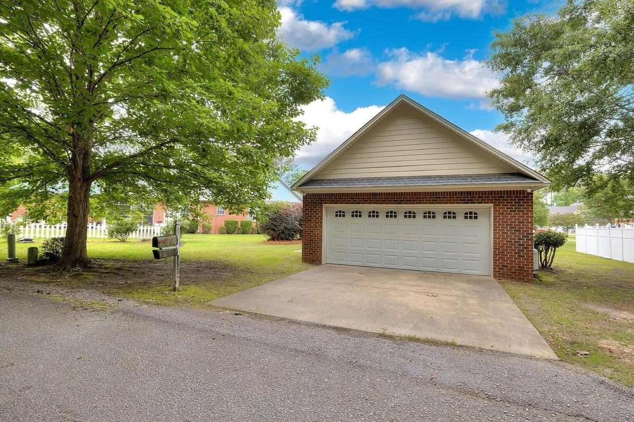 3225 Mayflower Ln - Photo 5 of 38