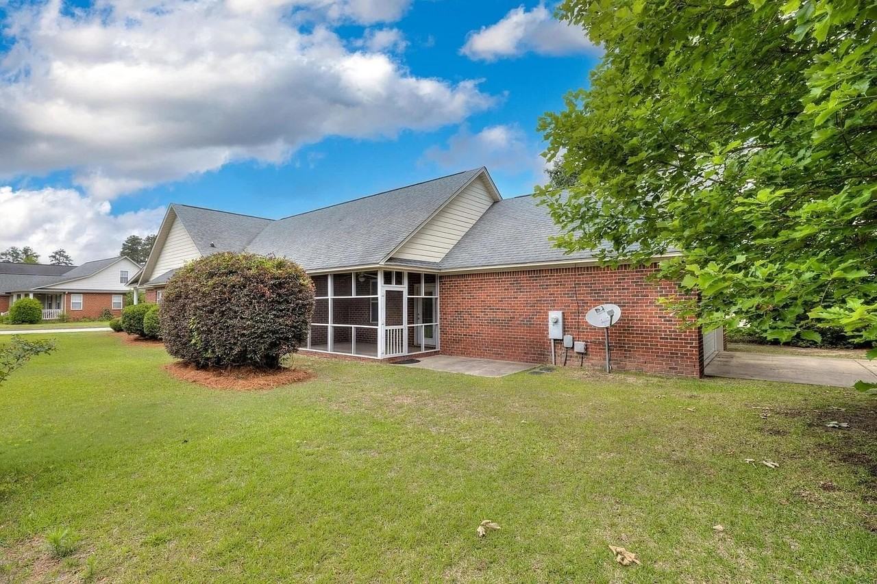 3225 Mayflower Ln - Photo 6 of 38
