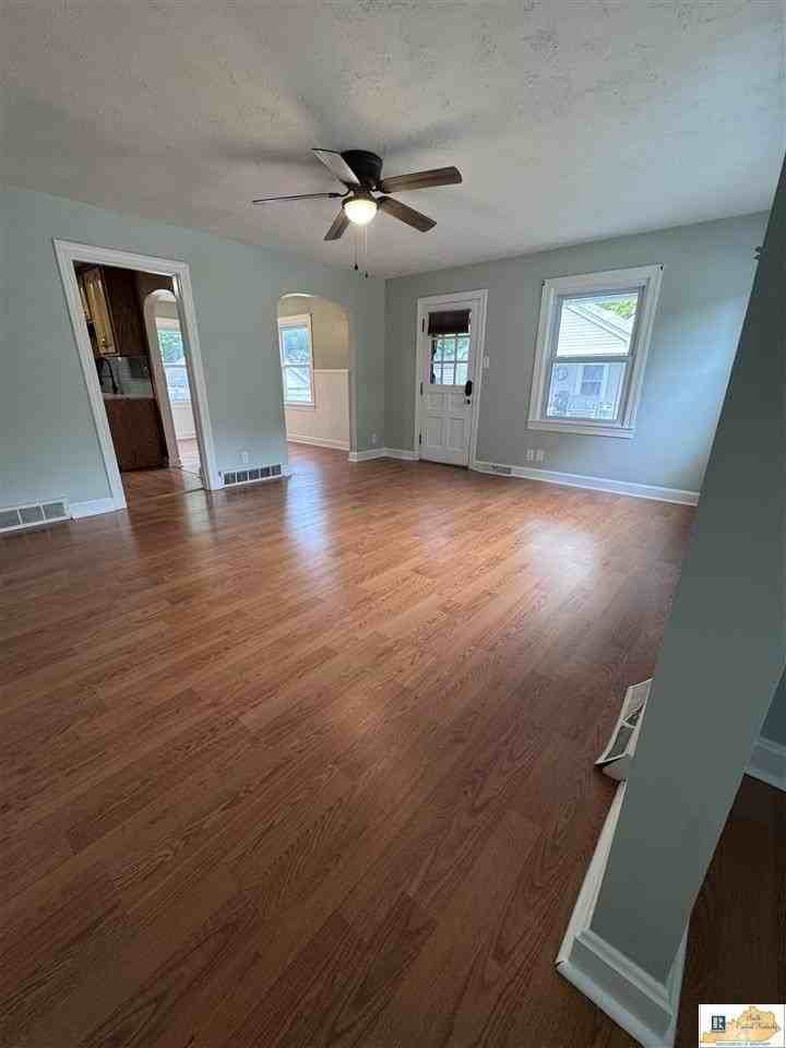 625 N Main St - Photo 3 of 27