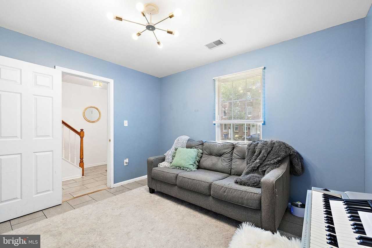906 Gray St - Photo 3 of 21