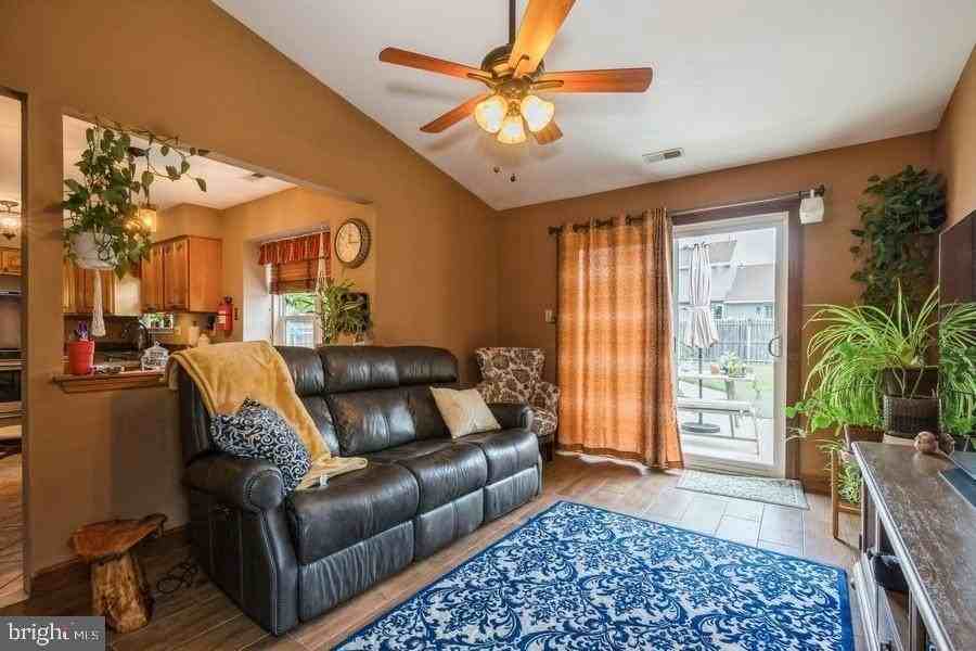 104 Apley Dr - Photo 4 of 24