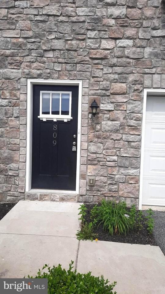 809 Admirals Quay Dr - Photo 2 of 19