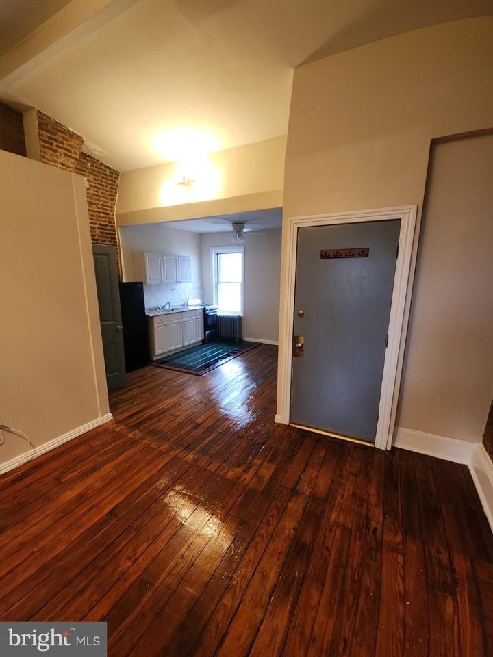 2210 E York St #3F - Photo 4 of 13