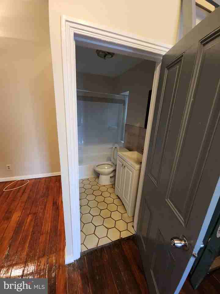 2210 E York St #3F - Photo 7 of 13