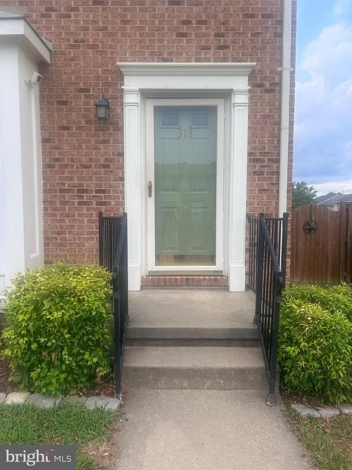 313 Barrington Ln - Photo 3 of 19